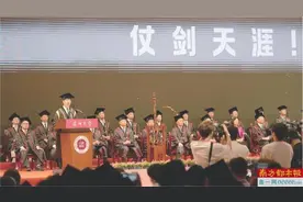 校长：将毕业礼物启程饭盒打包带上图片