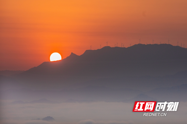 云海为幕，日出为笔，邂逅洪江古商城的极致浪漫
