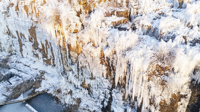 崖壁冰瀑！淄博潭溪山景区再现冬日胜景。