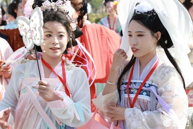 海棠映岱宗 汉服耀山巅 封禅12花神与百名汉服爱好者齐聚泰山巡游