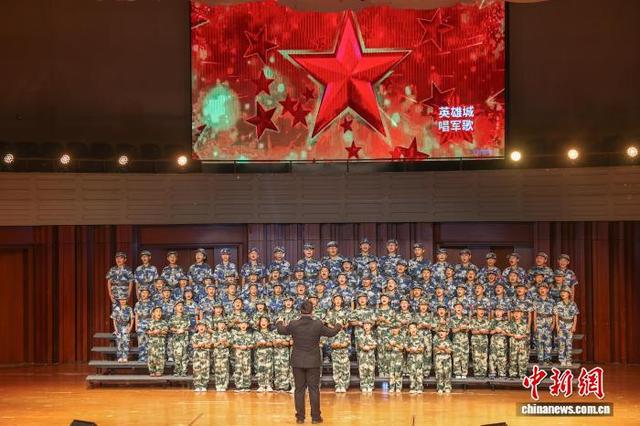 江西南昌举行“八一军歌音乐会”