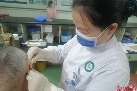 不用吃药，护士“耳尖放血”，老人血压降下来了！图片