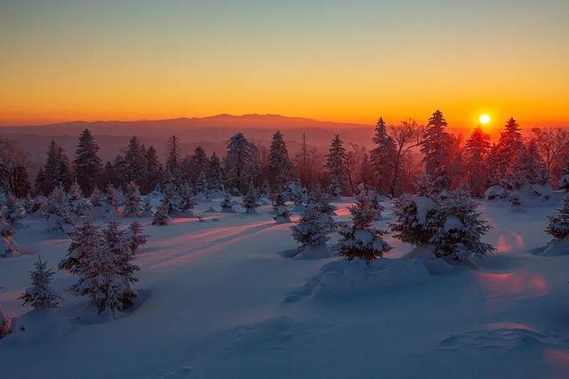 雪岭暮色，一场粉蓝交织的天际幻梦