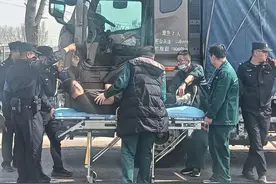 货车司机路上突发疾病 民警紧急救援图片
