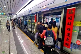 深圳地铁车站、列车“换新装”，这个春节地铁年味满满图片