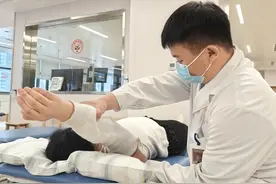 女子牌桌上鏖战三天险至生活不能自理，医生：打牌间歇做做身体拉伸图片