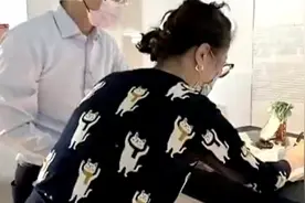 员工靠在“翠玉白菜”展台签文件 台北故宫博物院遭痛批不珍惜文物图片