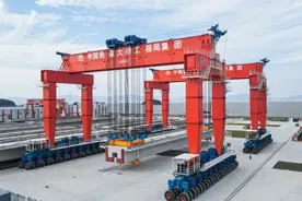 “沧龙号”搬梁机创造国内最大起重吨位纪录图片