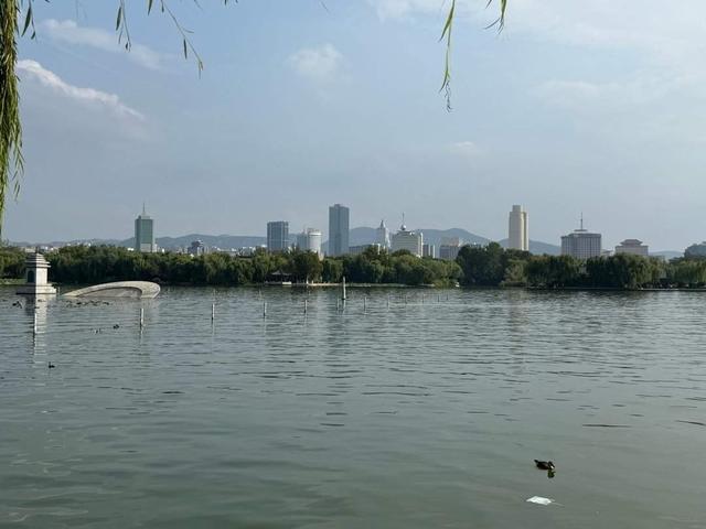 济南大明湖：杨柳依依里，湖光山色新