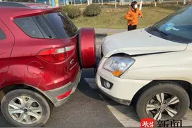 保持安全距离很重要！男子驾车紧跟前车，遇前车急刹追尾了图片