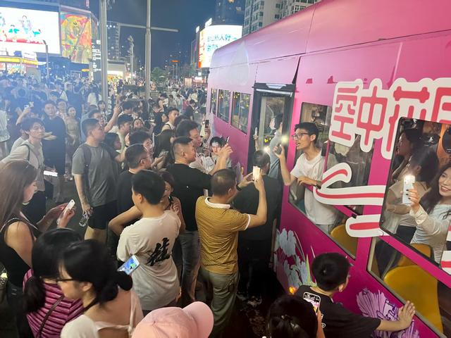 青春旋律跃动蓉城夜 成都公交“音乐巴士”开行
