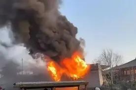 知名景区突发大火！目击者：以为是表演效果，结果真烧了图片