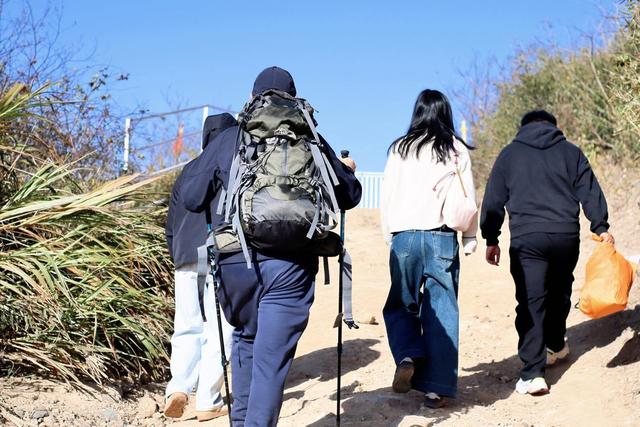 秋山“喊”你来打卡！杭州余杭鸬鸟镇青年登山解锁绝美风光