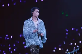 张艺兴巡演成都站致敬空军，手语舞台传递爱与和平图片