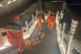 12岁男孩爬长城时突发哮喘 北京怀柔消防抬他下山图片