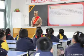 国防教育进校园 共筑强国强军梦图片