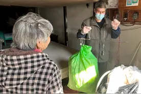 练塘老手艺：弹棉花图片