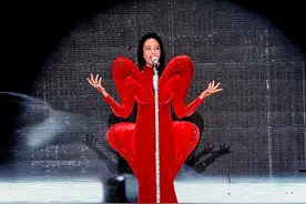 莫文蔚一席红色长裙，为妈妈动情演唱《当你老了》！其母亲曾是“香港电视第一位英语新闻女主播”图片