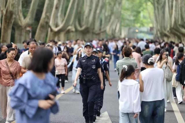 “一点一策”优化交通、景区秩序井然……国庆假期首日南京警方全力守护