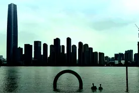 武汉江滩“一家五口”为何成网红，雕塑中“父母”已浮出水面图片