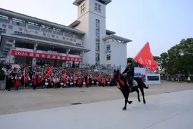乾坤未定，你我皆黑马，浙江一高中找来黑马给首考学生加油图片