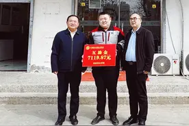“工会二次医保”暖心启航，南乐小哥领取全省首单新业态劳动者意外伤害互助金图片