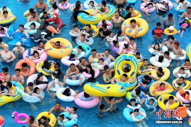 南京持续高温 民众涌进泳池戏水觅清凉
