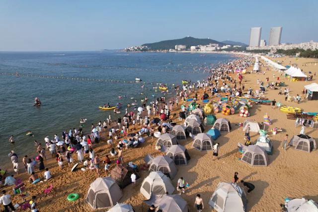 火爆！威海的海边，人山人海，场面壮观！
