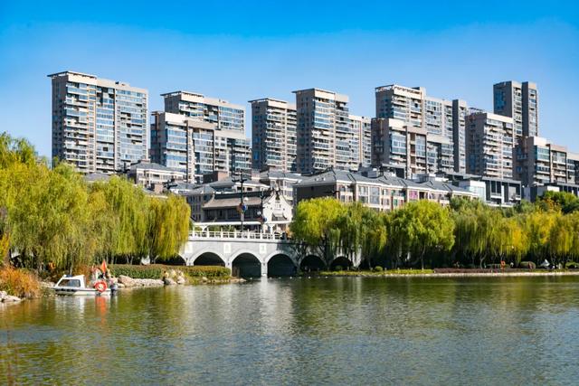 秋风引路入曲江，芙蓉金叶映红墙