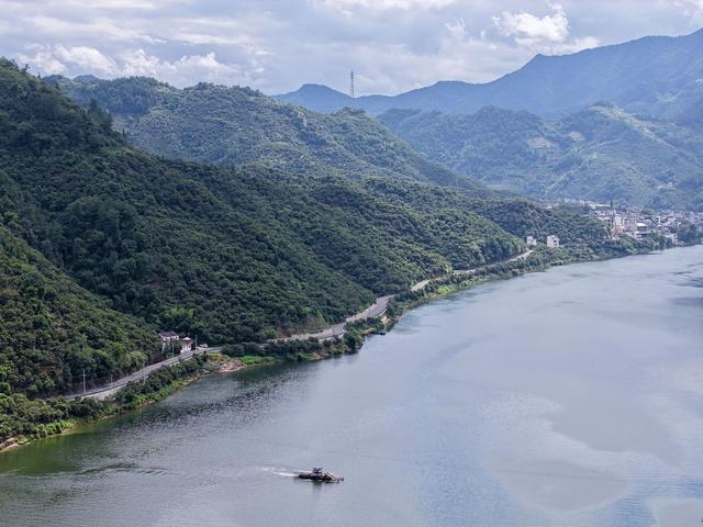 新安江山水画廊夏日风光好