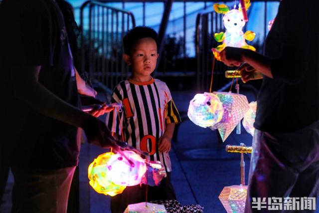 这里是青岛｜中山公园假期夜游人气旺