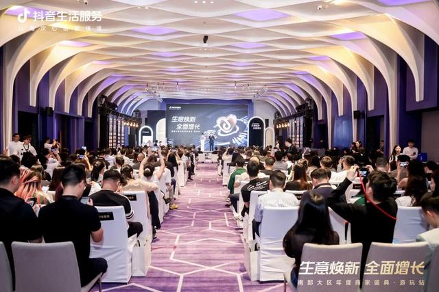 荣耀加冕！十二背后荣膺抖音2025“年度游玩新锐成长奖”！