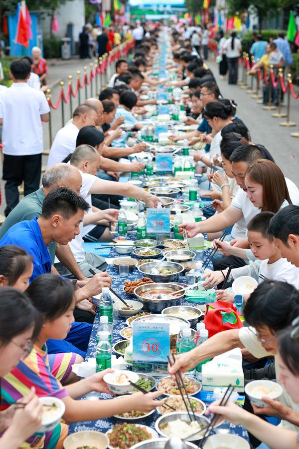 百米伏羊长宴开席 第九届綦江安稳伏羊美食文化季开幕