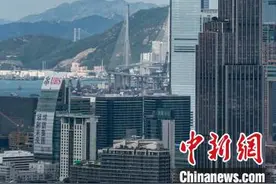 C919飞越维港 市民游客变身“追飞机人”图片