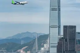 C919飞越维港 市民游客变身“追飞机人”图片