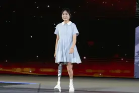 “钢腿女孩”牛钰：坚韧不拔地生活百炼才能成钢图片