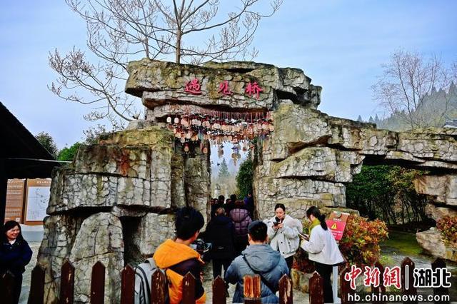 湖北利川佛宝山：丛林飞瀑引游人