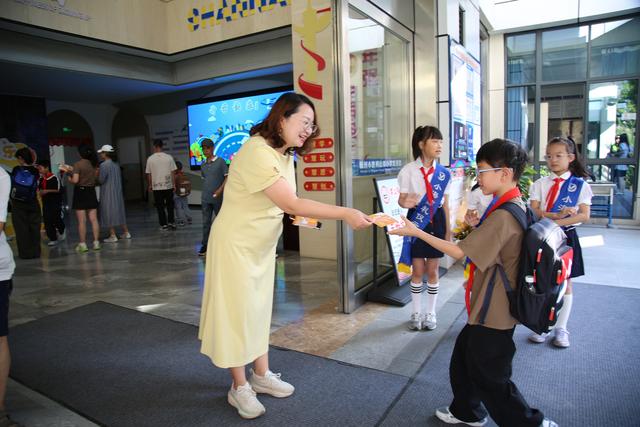 开学啦丨四色交响，潮头启航！“红橙蓝绿”主题报到日玩转新学期