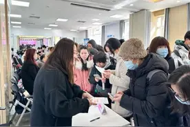 一些全职妈妈重返职场 “妈妈岗”能否缓解焦虑？图片