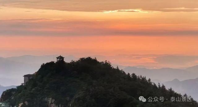 泰山雨霁：云雾织仙境，霞光染群峰，这泼墨山水里藏着夏日最治愈的奔赴