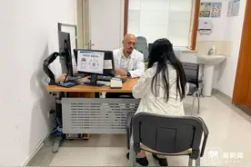 “老外”医生的院里院外：台上当逗哏，台下“林冲梦”图片