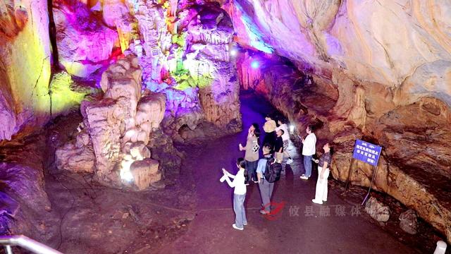攸县白龙洞成避暑胜地 游客争相体验“地心纳凉”