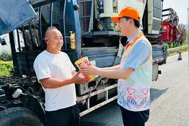 服务“三夏”保丰收！湖北交投护航夏收车辆畅行荆楚图片