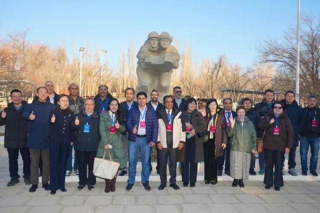 在采风中感受克拉玛依发展脉搏——“相聚油城·乐享游城·魅力友城”国际文化传播活动参访侧记