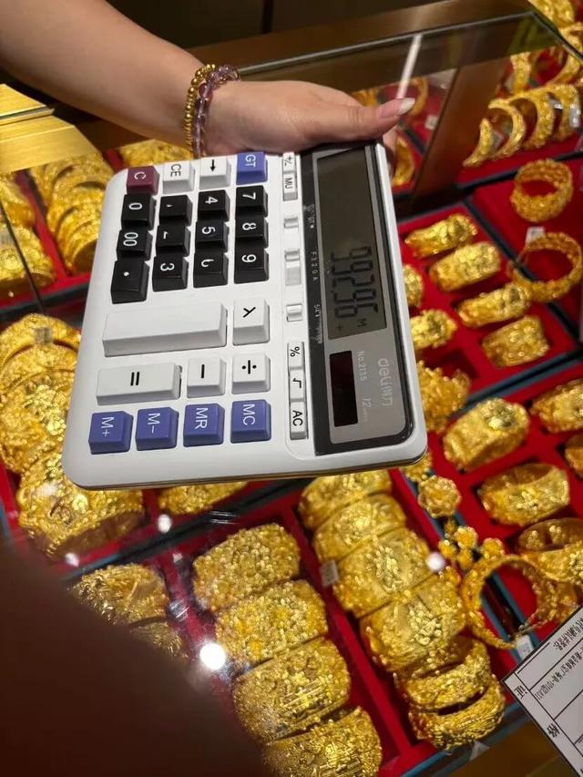 实探水贝黄金市场：税收新政引发跳涨，买卖价差扩至超百元