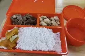 预制菜进校园，家长校门口送饭……多地详细回应！有校长明确反对，央视：如果“先上马，后告知”，家长自然有权提出反对意见图片