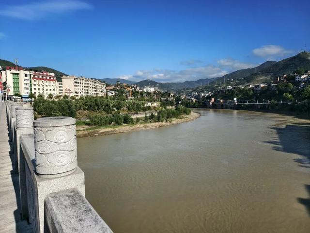 沪指十年首破！上海2爷叔登“全国榜”！乌兰被查！婚礼当天跳河新郎遗体找到！微信撤回新功能！冰箱这样铲冰易爆！