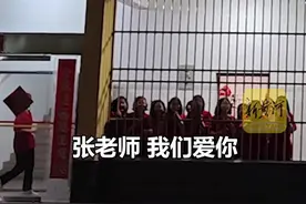 华坪女高高考首日晚上熄灯前，高三学生冲出宿舍楼和张桂梅相拥图片