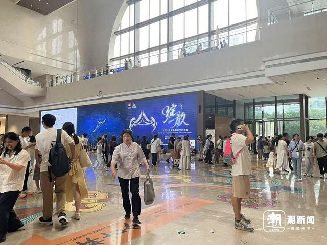 台阶上“长满了娃”、志愿讲解员都不够用了…博物馆里的亲子游更热闹了
