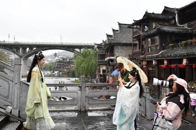 湖南凤凰：特色旅拍丰富旅游体验